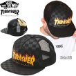 画像1: ★完売 再入荷 VANS THRASHER コラボ 本物正規品 アメリカ企画 バンズ ヴァンズ VANSチェッカーロゴ スラッシャーロゴプリント スナップバック メッシュキャップ  SNAPBACK MSEH TRUCKER CAP 推奨頭周囲55-60cm 本物正規品 お振込み決済にて8%還元！ (1)