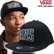 画像1: ★セール US企画 新品 バンズ VANS アメカジ カレッジ調 レタードロゴ フレックスフィット キャップ 黒 VANS SVD UNIVERSITY SNAPBACK 推奨頭周囲55-60cm 東京オリンピックに向けて (1)