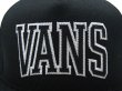 画像3: ★セール US企画 新品 バンズ VANS アメカジ カレッジ調 レタードロゴ フレックスフィット キャップ 黒 VANS SVD UNIVERSITY SNAPBACK 推奨頭周囲55-60cm 東京オリンピックに向けて (3)